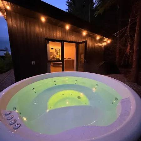 Luxurious Cabin With Private Hot Tub