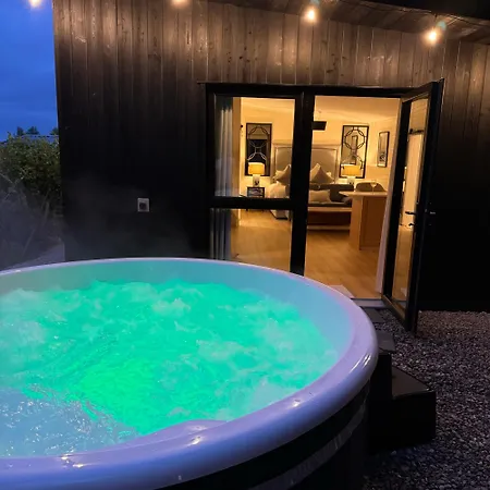 Chalet Luxurious Cabin With Private Hot Tub